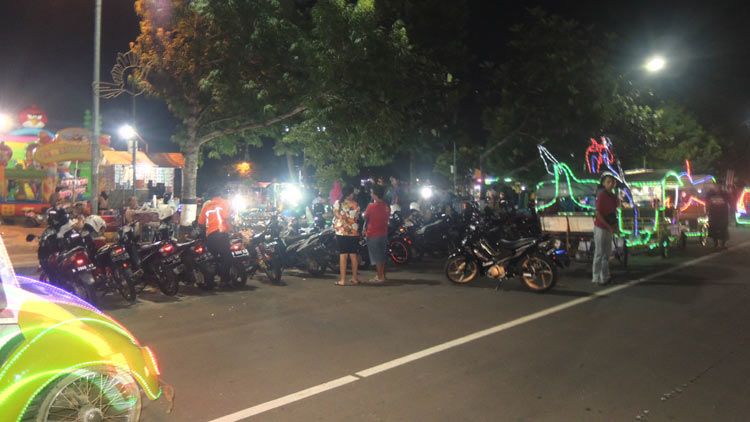 alamat alun-alun wonosari, alun-alun wonosari, liburan keluarga alun-alun wonosari, lokasi alun-alun wonosari, permainan di alun-alun wonosari, tempat rekreasi keluarga di alun-alun wonosari, tiket alun-alun wonosari, wisata keluarga di alun-alun wonosari, alun-alun wonosari: tempat liburan keluarga & wisata kuliner