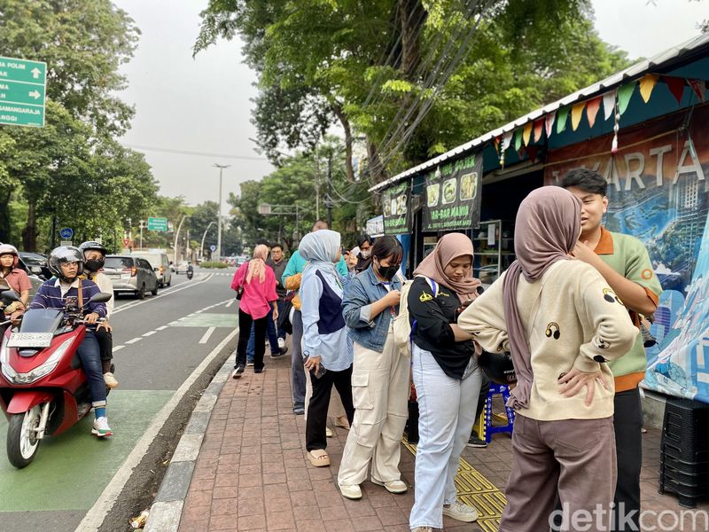 Puding Paman Barito, 1. Antrean panjang, 2. Terinspirasi puding Jepang, 3. Harga mulai Rp 13.000, 4. Mirip puding di restoran BBQ Jepang?, 5. Tak ada batasan maksimal