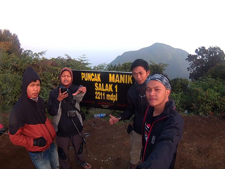 fasilitas gunung salak, gunung salak bogor, gunung salak sukabumi, harga tiket masuk gunung salak, jalur mendaki gunung salak, jalur pendakian gunung salak, larangan gunung salak, pantangan gunung salak, rute pendakian gunung salak, sejarah gunung salak, sejarah gunung salak bogor, tiket gunung salak, tips mendaki gunung salak, gunung salak: tiket masuk, jalur pendakian, mitos & pantangan selama mendaki!