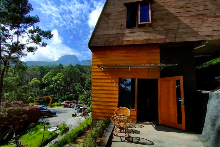 Salah satu penginapan di The Lawu Park, Tawangmangu, Karanganyar, Jawa Tengah, 1. Sarapan pagi di Pasar Tawangmangu , 2. Menikmati kesegaran Grojogan Sewu , 3. Mencicipi Sop Iga Bu Ugi , 4. Glamping di Lawu Park , 1. Mendaki Bukit Mongkrang , 2. Mencicipi sate kelinci , 3. Petik stroberi langsung dari kebun