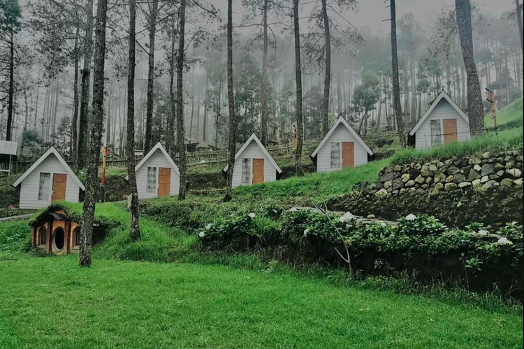 Penginapan tipe cottage di The Lawu Park, Tawangmangu, Karanganyar, Jawa Tengah, 1. Sarapan pagi di Pasar Tawangmangu , 2. Menikmati kesegaran Grojogan Sewu , 3. Mencicipi Sop Iga Bu Ugi , 4. Glamping di Lawu Park , 1. Mendaki Bukit Mongkrang , 2. Mencicipi sate kelinci , 3. Petik stroberi langsung dari kebun