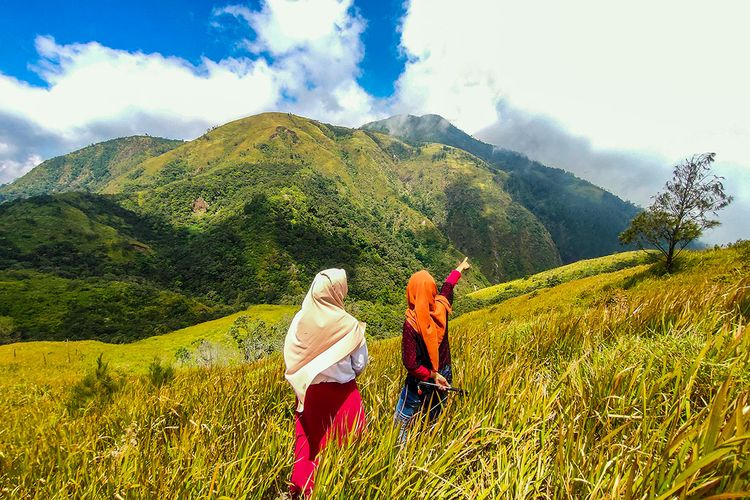 Pengunjung berfoto di Bukit Mongkrang, Tawangmangu., 1. Sarapan pagi di Pasar Tawangmangu , 2. Menikmati kesegaran Grojogan Sewu , 3. Mencicipi Sop Iga Bu Ugi , 4. Glamping di Lawu Park , 1. Mendaki Bukit Mongkrang , 2. Mencicipi sate kelinci , 3. Petik stroberi langsung dari kebun