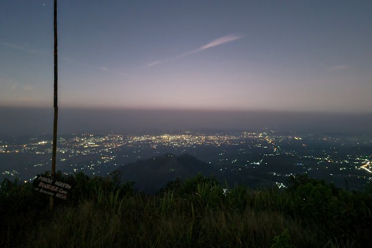 Panorama malam di Area Camping Gunung Telomoyo via Arsal.