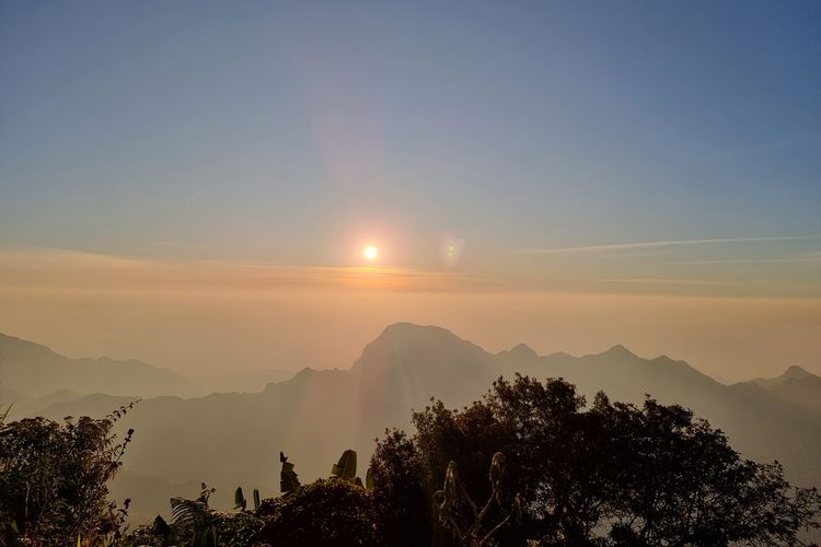Sunset di Puncak Songolikur Gunung Muria, Jawa Tengah, Rabu (9/8/2023)., Berangkat dari Kota Kudus siang, Mendaki mulai pukul 14.00 WIB, Sampai puncak sore, Camping di puncak, Sunrise pada pagi hari, Turun jelang siang