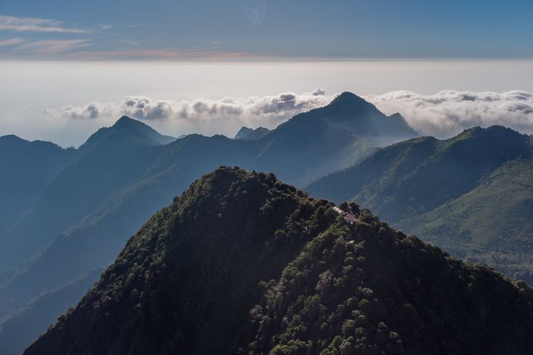 Puncak Songolikur Gunung Muria, Jawa Tengah, Kamis (10/8/2023)., Berangkat dari Kota Kudus siang, Mendaki mulai pukul 14.00 WIB, Sampai puncak sore, Camping di puncak, Sunrise pada pagi hari, Turun jelang siang