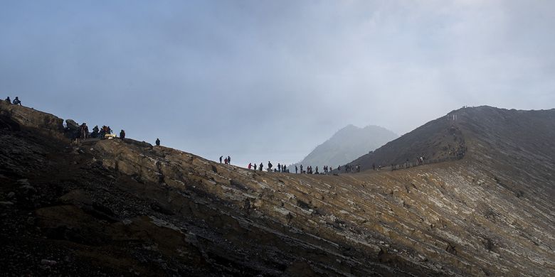 api biru kawah ijen, blue fire kawah ijen, danau kawah ijen, fanomena kawah ijen, gunung ijen, harga tiket masuk kawah ijen, kawah ijen, keindahan kawah ijen, lokasi kawah ijen, tiket kawah ijen, tiket masuk kawah ijen, wisata alam kawah ijen, kawah ijen: menyaksikan keindahan alam blue fire nan menawan!