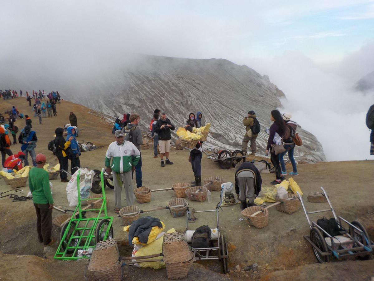 api biru kawah ijen, blue fire kawah ijen, danau kawah ijen, fanomena kawah ijen, gunung ijen, harga tiket masuk kawah ijen, kawah ijen, keindahan kawah ijen, lokasi kawah ijen, tiket kawah ijen, tiket masuk kawah ijen, wisata alam kawah ijen, kawah ijen: menyaksikan keindahan alam blue fire nan menawan!