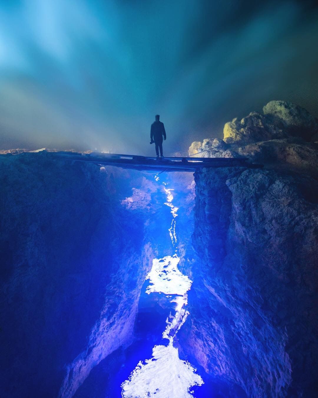 api biru kawah ijen, blue fire kawah ijen, danau kawah ijen, fanomena kawah ijen, gunung ijen, harga tiket masuk kawah ijen, kawah ijen, keindahan kawah ijen, lokasi kawah ijen, tiket kawah ijen, tiket masuk kawah ijen, wisata alam kawah ijen, kawah ijen: menyaksikan keindahan alam blue fire nan menawan!