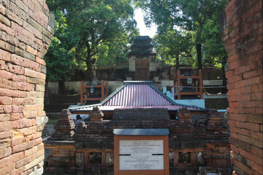 jam operasional makam imogiri, lokasi makam imogiri, makam imogiri, makam imogiri bantul, rute makam imogiri, tiket masuk makam imogiri, wisata sejarah makam imogiri, makam imogiri: wisata sejarah ke pemakanan para raja di pulau jawa!