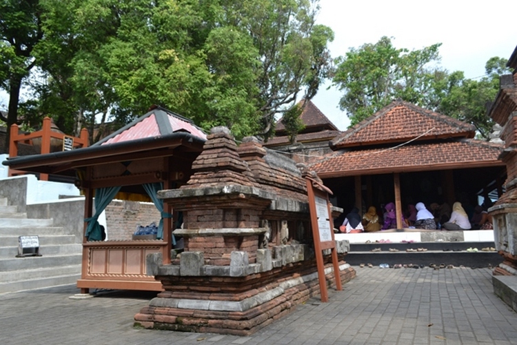 jam operasional makam imogiri, lokasi makam imogiri, makam imogiri, makam imogiri bantul, rute makam imogiri, tiket masuk makam imogiri, wisata sejarah makam imogiri, makam imogiri: wisata sejarah ke pemakanan para raja di pulau jawa!