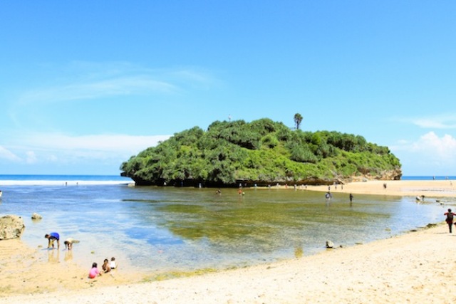 akses lokasi pantai drini, alamat pantai drini, gazebo di pantai drini, harga tiket masuk pantai drini, kegiatan di pantai drini, keindahan pantai drini, pantai drini, pantai drini gunung kidul, pantai drini yoyakarta, objek wisata pantai drini gunung kidul yang seru untuk liburan