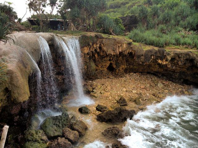 Pantai Jogan + Air Terjun Unik: Daya Tarik, Fasilitas, Aktivitas, Tiket