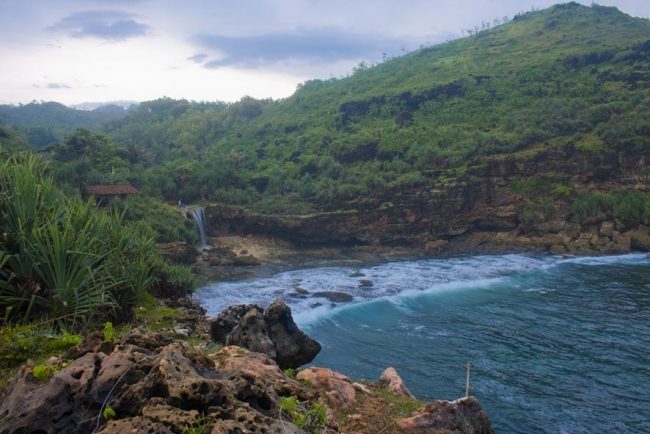 foto pantai jogan, harga tiket pantai jogan, lokasi pantai jogan, pantai jogan, pantai jogan gunung kidul, pantai jogan jogja, tiket masuk pantai jogan, wisata pantai jogan, pantai jogan + air terjun unik: daya tarik, fasilitas, aktivitas, tiket