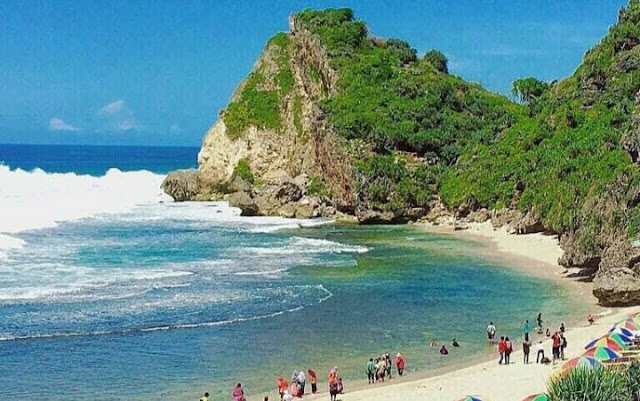 Pantai Nguyahan ‘Pasir Putih’: Harga Tiket, Daya Tarik, Aktivitas dll