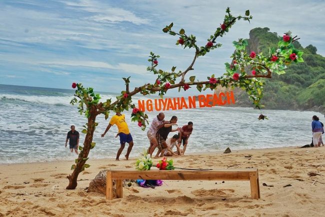 alamat pantai nguyahan, fasilitas pantai nguyahan, harga tiket masuk pantai nguyahan, lokasi pantai nguyahan, pantai nguyahan, rute lokasi pantai nguyahan, rute pantai nguyahan, spot foto pantai nguyahan, tiket masuk pantai nguyahan, wahana pantai nguyahan, pantai nguyahan ‘pasir putih’: harga tiket, daya tarik, aktivitas dll