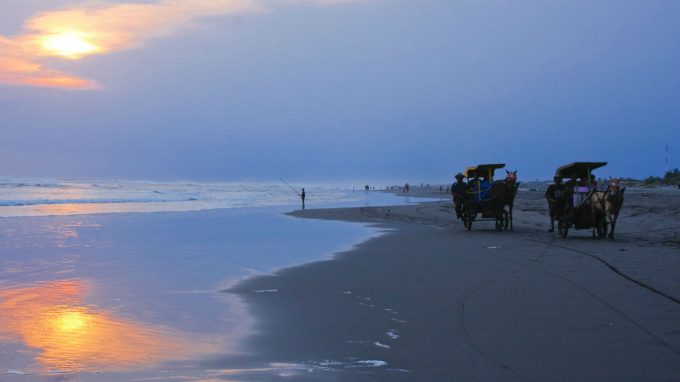 Pantai Parangendog: Harga Tiket, Daya Tarik, Aktivitas Seru Dll
