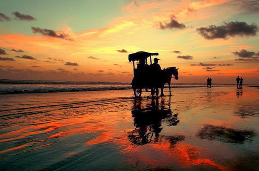 daya tarik pantai parangtritis, foto pantai parangtritis, keindahan pantai parangtritis, lokasi pantai parangtritis, objek wisata pantai parangtritis, pantai parangtritis, rute menuju pantai parangtritis, sand boarding pantai parangtritis, wisata pantai parangtritis, pantai parangtritis bantul: harga tiket, fasilitas, aktivitas seru dll
