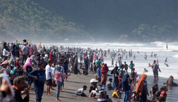 daya tarik pantai parangtritis, foto pantai parangtritis, keindahan pantai parangtritis, lokasi pantai parangtritis, objek wisata pantai parangtritis, pantai parangtritis, rute menuju pantai parangtritis, sand boarding pantai parangtritis, wisata pantai parangtritis, pantai parangtritis bantul: harga tiket, fasilitas, aktivitas seru dll