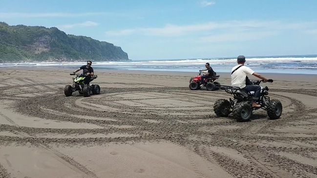 daya tarik pantai parangtritis, foto pantai parangtritis, keindahan pantai parangtritis, lokasi pantai parangtritis, objek wisata pantai parangtritis, pantai parangtritis, rute menuju pantai parangtritis, sand boarding pantai parangtritis, wisata pantai parangtritis, pantai parangtritis bantul: harga tiket, fasilitas, aktivitas seru dll