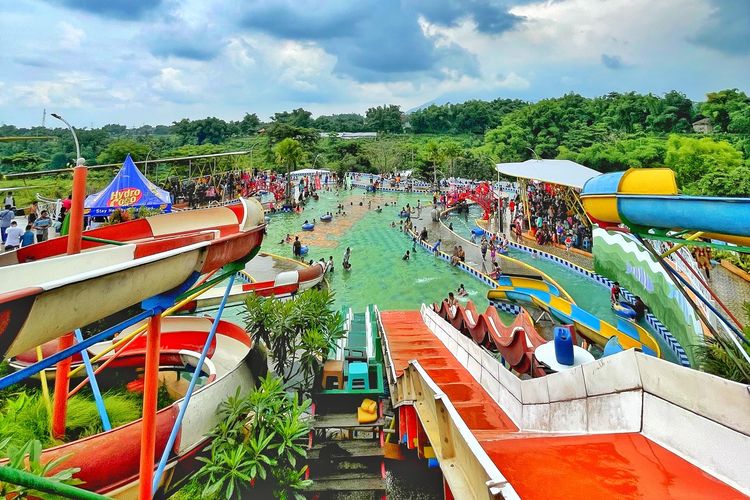 Parimas Waterpark Pacet, Asyiknya Renang dengan View Gunung