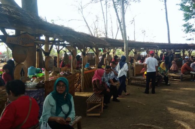 fasilitas telaga jonge, lokasi telaga jonge, objek wisata telaga jonge, rute menuju telaga jonge, telaga jonge, telaga jonge gunung kidul, telaga jonge jogja, tiket telaga jonge, wisata telaga jonge, telaga jonge: bukan cuma wisata air, juga ada pasar digital hits