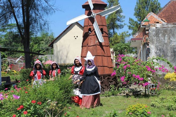 daya tarik dosh holiday wates, dosh holiday wates, fasilitas dosh holiday wates, lokasi dosh holiday wates, tiket dosh holiday wates, tiket masuk dosh holiday wates, wisata dosh holiday wates, top 10+ foto dosh holiday wates kediri, harga tiket, spot instagramable dll
