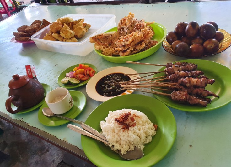 kuliner enak di brebes, resto di brebes, restoran di brebes, rumah makan di brebes, tempat makan di brebes, tempat makan enak di brebes, tempat wisata kuliner di brebes, top 25+ tempat makan di brebes yang enak, restoran, wisata kuliner legendaris!