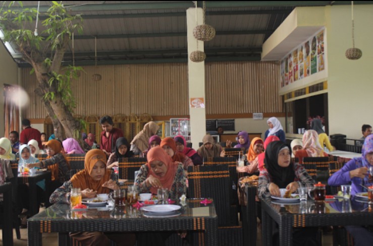 kuliner enak di brebes, resto di brebes, restoran di brebes, rumah makan di brebes, tempat makan di brebes, tempat makan enak di brebes, tempat wisata kuliner di brebes, top 25+ tempat makan di brebes yang enak, restoran, wisata kuliner legendaris!