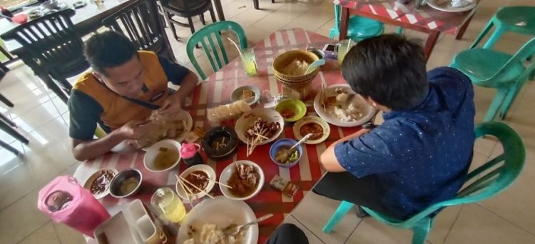 kuliner enak di brebes, resto di brebes, restoran di brebes, rumah makan di brebes, tempat makan di brebes, tempat makan enak di brebes, tempat wisata kuliner di brebes, top 25+ tempat makan di brebes yang enak, restoran, wisata kuliner legendaris!