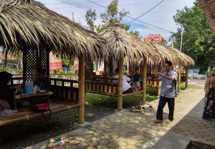 cafe di demak, kuliner khas di demak, resto di demak, restoran di demak, rumah makan di demak, tempat kuliner di demak, tempat makan di demak, tempat makan enak di demak, tempat makan khas di demak, tempat makan seafood di demak, tempat ngopi di demak, tempat nongkrong di demak, tempat wisata kuliner di demak, top 25+ tempat makan di demak paling enak & legendaris, resto, cafe, kuliner khas!