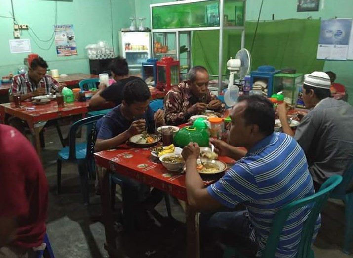 cafe di demak, kuliner khas di demak, resto di demak, restoran di demak, rumah makan di demak, tempat kuliner di demak, tempat makan di demak, tempat makan enak di demak, tempat makan khas di demak, tempat makan seafood di demak, tempat ngopi di demak, tempat nongkrong di demak, tempat wisata kuliner di demak, top 25+ tempat makan di demak paling enak & legendaris, resto, cafe, kuliner khas!