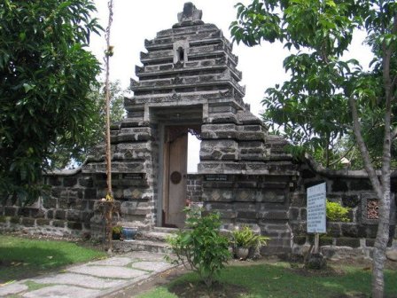 air terjun dolo, air terjun irenggolo, candi sirawana, candi tegowangi, destinasi wisata di kediri, gereja puh sarang, goa selomangleng, gua maria pohsarang, gumul paradise island, kampung inggris, kediri waterpark, konto river rafting, lokasi wisata di kediri, monumen simpang lima gumul, objek wisata di kediri, objek wisata gunung kelud, pagora, petilasan sri aji jayabaya, sate bekicot, tempat wisata di kediri, tjoe hwie kiong, wisata alam sumber ubalan, wisata kediri, top 39+ tempat wisata di kediri terbaru & terbaik yang wajib dikunjungi