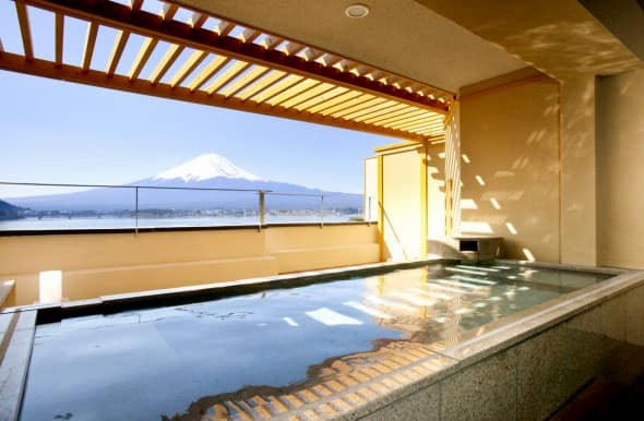 hotel dengan onsen di jepang, hotel dengan pemandian air panas di jepang, hotel onsen di jepang, onsen di jepang, pemandian air panas di jepang, top 6+ hotel onsen terbaik di jepang view danau & gunung fuji, pemandian air panas keren!