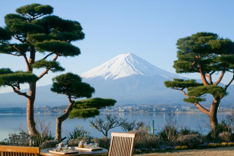 hotel dengan onsen di jepang, hotel dengan pemandian air panas di jepang, hotel onsen di jepang, onsen di jepang, pemandian air panas di jepang, top 6+ hotel onsen terbaik di jepang view danau & gunung fuji, pemandian air panas keren!
