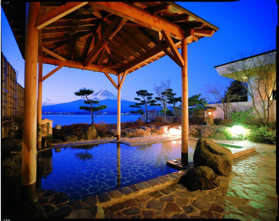 hotel dengan onsen di jepang, hotel dengan pemandian air panas di jepang, hotel onsen di jepang, onsen di jepang, pemandian air panas di jepang, top 6+ hotel onsen terbaik di jepang view danau & gunung fuji, pemandian air panas keren!