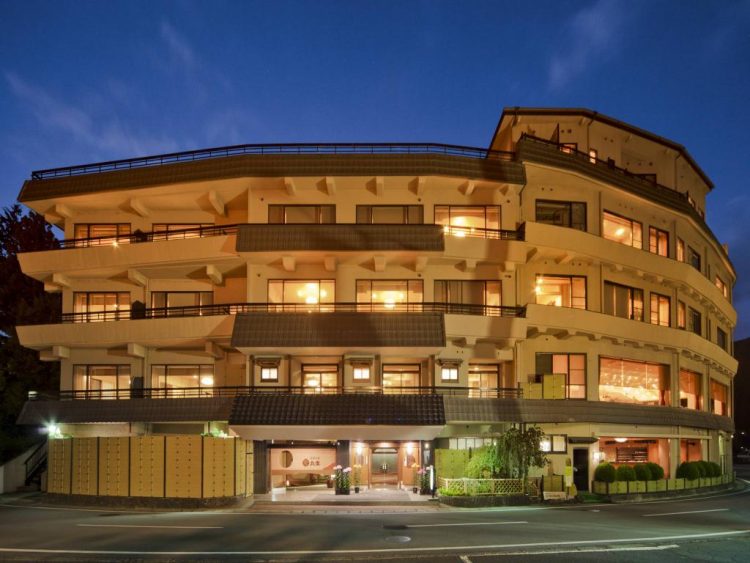 hotel dengan onsen di jepang, hotel dengan pemandian air panas di jepang, hotel onsen di jepang, onsen di jepang, pemandian air panas di jepang, top 6+ hotel onsen terbaik di jepang view danau & gunung fuji, pemandian air panas keren!