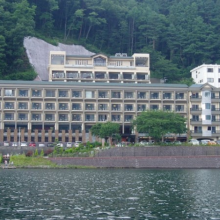 hotel dengan onsen di jepang, hotel dengan pemandian air panas di jepang, hotel onsen di jepang, onsen di jepang, pemandian air panas di jepang, top 6+ hotel onsen terbaik di jepang view danau & gunung fuji, pemandian air panas keren!