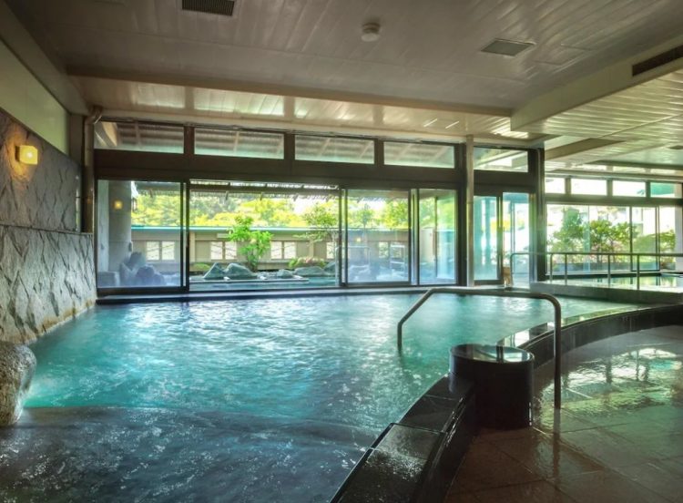 hotel dengan onsen di jepang, hotel dengan pemandian air panas di jepang, hotel onsen di jepang, onsen di jepang, pemandian air panas di jepang, top 6+ hotel onsen terbaik di jepang view danau & gunung fuji, pemandian air panas keren!