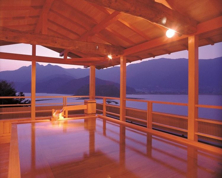 hotel dengan onsen di jepang, hotel dengan pemandian air panas di jepang, hotel onsen di jepang, onsen di jepang, pemandian air panas di jepang, top 6+ hotel onsen terbaik di jepang view danau & gunung fuji, pemandian air panas keren!
