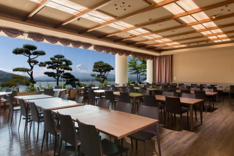 hotel dengan onsen di jepang, hotel dengan pemandian air panas di jepang, hotel onsen di jepang, onsen di jepang, pemandian air panas di jepang, top 6+ hotel onsen terbaik di jepang view danau & gunung fuji, pemandian air panas keren!