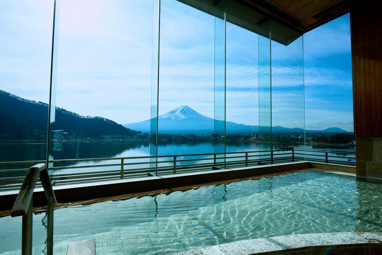 hotel dengan onsen di jepang, hotel dengan pemandian air panas di jepang, hotel onsen di jepang, onsen di jepang, pemandian air panas di jepang, top 6+ hotel onsen terbaik di jepang view danau & gunung fuji, pemandian air panas keren!
