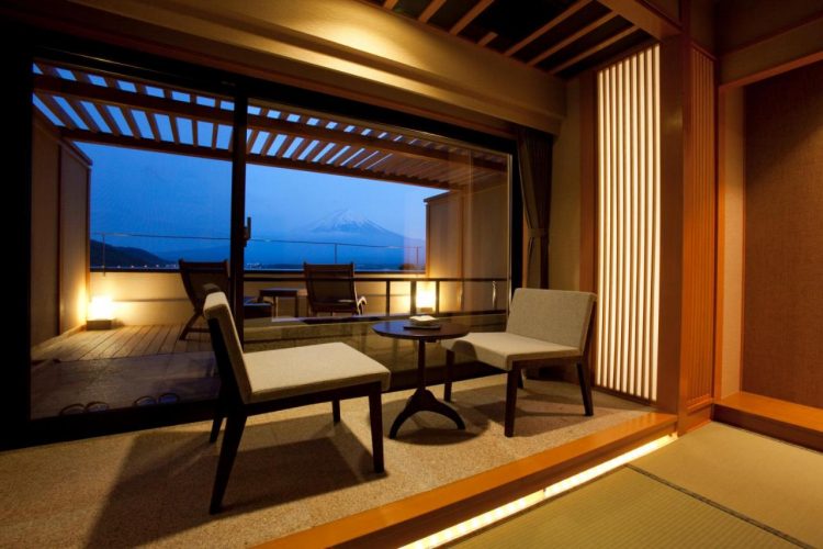 hotel dengan onsen di jepang, hotel dengan pemandian air panas di jepang, hotel onsen di jepang, onsen di jepang, pemandian air panas di jepang, top 6+ hotel onsen terbaik di jepang view danau & gunung fuji, pemandian air panas keren!