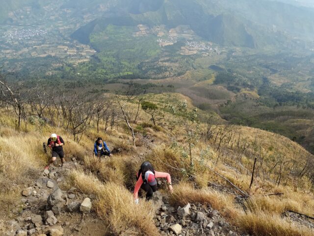 alamat gunung sindoro, jalur pendakian gunung sindoro, jalur pendakian puncak gunung sindoro, keindahan gunung sindoro, ketinggian gunung sindoro, puncak gunung sindoro, tinggi gunung sindoro, wisata gunung sindoro, top 7+ jalur pendakian favorit gunung sindoro, untuk pemula sampai pendaki mahir