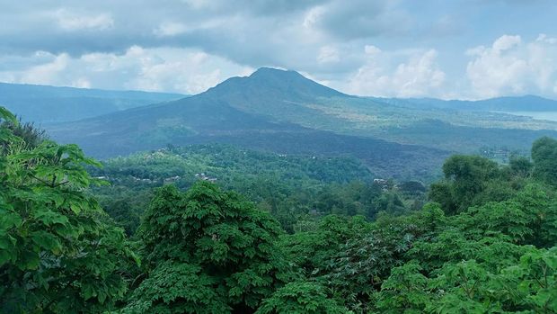 Gunung Batur di Kecamatan Kintamani, Kabupaten Bangli, Bali. (Agus Eka), 1. Gunung Gede-Pangrango (Jawa Barat), 2. Gunung Bromo (Jawa Timur), 3. Gunung Prau (Jawa Tengah), 4. Gunung Kelimutu (Nusa Tenggara Timur), 5. Gunung Papandayan (Jawa Barat), 6. Gunung Andong (Jawa Tengah), 7. Gunung Batur (Bali), 8. Gunung Burangrang (Jawa Barat), 9. Gunung Ijen (Jawa Timur), 10. Gunung Sibayak (Sumatera Utara), 11. Gunung Sindoro, 12. Gunung Tanggamus (Lampung)