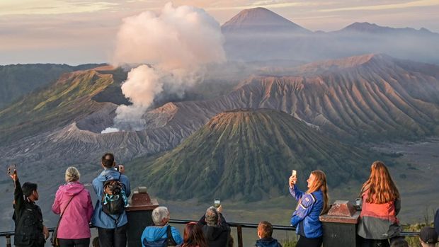 Sejumlah wisatawan menyaksikan matahari terbit di Penanjakan Satu Bromo, Pasuruan, Jawa Timur, Kamis (13/6/2024). Dinas Kebudayaan dan Pariwisata (Disbudpar) Jawa Timur (Jatim) menargetkan mampu menggerakkan 324,8 juta wisatawan ke Jatim sepanjang tahun 2024 dengan perputaran transaksi hingga Rp400 triliun. ANTARA FOTO/Ahmad Subaidi/rwa., 1. Gunung Gede-Pangrango (Jawa Barat), 2. Gunung Bromo (Jawa Timur), 3. Gunung Prau (Jawa Tengah), 4. Gunung Kelimutu (Nusa Tenggara Timur), 5. Gunung Papandayan (Jawa Barat), 6. Gunung Andong (Jawa Tengah), 7. Gunung Batur (Bali), 8. Gunung Burangrang (Jawa Barat), 9. Gunung Ijen (Jawa Timur), 10. Gunung Sibayak (Sumatera Utara), 11. Gunung Sindoro, 12. Gunung Tanggamus (Lampung)