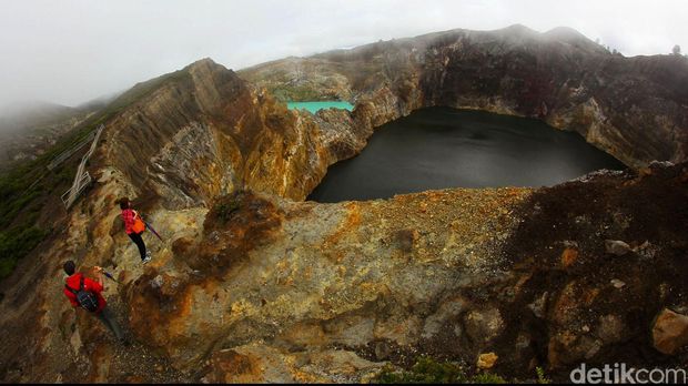 Gunung Kelimutu terletak di Flores, NTT, punya 3 danau yang bisa berubah warna. Di puncak, wisatawan juga bisa menikmati kopi sembari menyaksikan keindahan danau yang aduhai., 1. Gunung Gede-Pangrango (Jawa Barat), 2. Gunung Bromo (Jawa Timur), 3. Gunung Prau (Jawa Tengah), 4. Gunung Kelimutu (Nusa Tenggara Timur), 5. Gunung Papandayan (Jawa Barat), 6. Gunung Andong (Jawa Tengah), 7. Gunung Batur (Bali), 8. Gunung Burangrang (Jawa Barat), 9. Gunung Ijen (Jawa Timur), 10. Gunung Sibayak (Sumatera Utara), 11. Gunung Sindoro, 12. Gunung Tanggamus (Lampung)