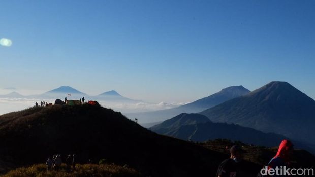 Suasana di kawasan puncak Gunung Prau, Wonosobo., 1. Gunung Gede-Pangrango (Jawa Barat), 2. Gunung Bromo (Jawa Timur), 3. Gunung Prau (Jawa Tengah), 4. Gunung Kelimutu (Nusa Tenggara Timur), 5. Gunung Papandayan (Jawa Barat), 6. Gunung Andong (Jawa Tengah), 7. Gunung Batur (Bali), 8. Gunung Burangrang (Jawa Barat), 9. Gunung Ijen (Jawa Timur), 10. Gunung Sibayak (Sumatera Utara), 11. Gunung Sindoro, 12. Gunung Tanggamus (Lampung)