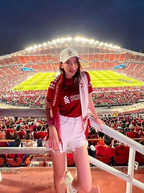 8 outfit nonton bola untuk perempuan yang stylish dan keren, 1. Jersey Putih dan Boyfriend Jeans, 2. Jersey Biru dan High Waist Jeans, 3. Jersey Merah dan Kulot Hitam, 4. Jersey Merah dan Denim Jeans, 5. Outer Hitam dan Kaus Putih, 6. Jersey Merah dan Mini Pants Putih, 7. Crop Top Merah dan Ripped Jeans, 8. Jersey Merah dan Mini Skirt Putih