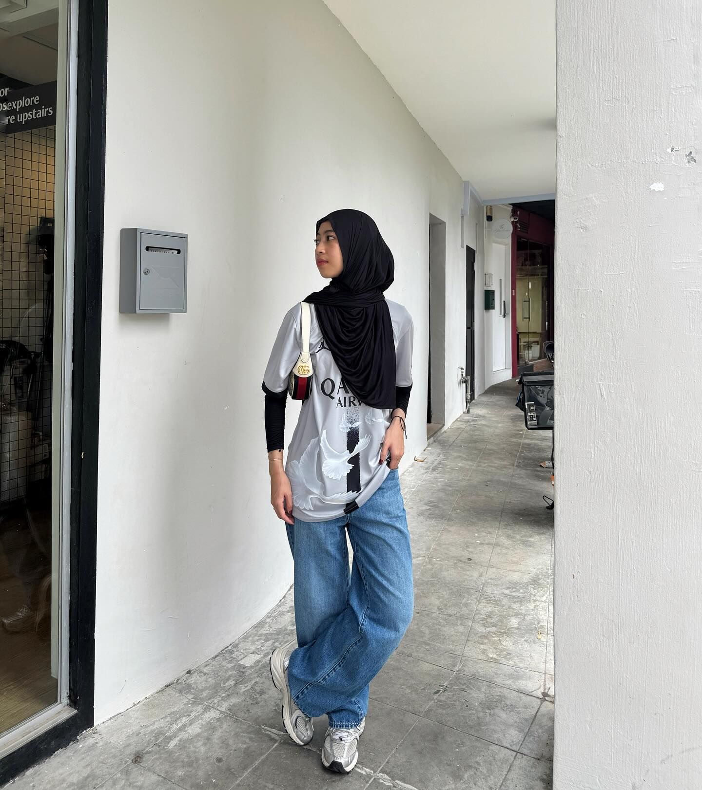 8 outfit nonton bola untuk perempuan yang stylish dan keren, 1. Jersey Putih dan Boyfriend Jeans, 2. Jersey Biru dan High Waist Jeans, 3. Jersey Merah dan Kulot Hitam, 4. Jersey Merah dan Denim Jeans, 5. Outer Hitam dan Kaus Putih, 6. Jersey Merah dan Mini Pants Putih, 7. Crop Top Merah dan Ripped Jeans, 8. Jersey Merah dan Mini Skirt Putih