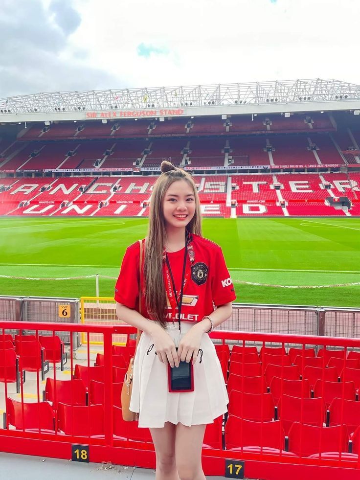 8 outfit nonton bola untuk perempuan yang stylish dan keren, 1. Jersey Putih dan Boyfriend Jeans, 2. Jersey Biru dan High Waist Jeans, 3. Jersey Merah dan Kulot Hitam, 4. Jersey Merah dan Denim Jeans, 5. Outer Hitam dan Kaus Putih, 6. Jersey Merah dan Mini Pants Putih, 7. Crop Top Merah dan Ripped Jeans, 8. Jersey Merah dan Mini Skirt Putih